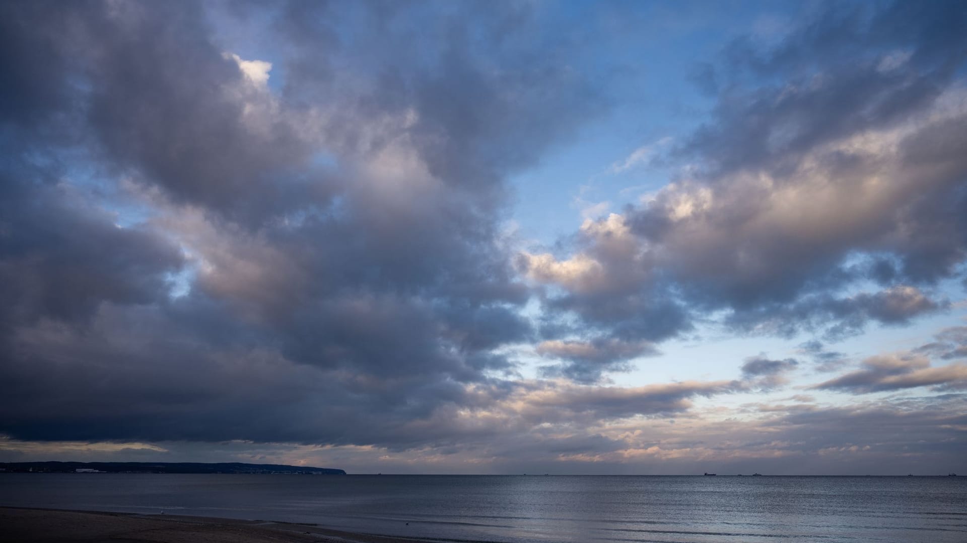 Dunkle Wolken über der Ostsee