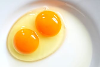 Phänomen: Viele sind überrascht, wenn sie zwei Dotter in einem Ei entdecken.