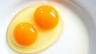 Phänomen: Viele sind überrascht, wenn sie zwei Dotter in einem Ei entdecken.