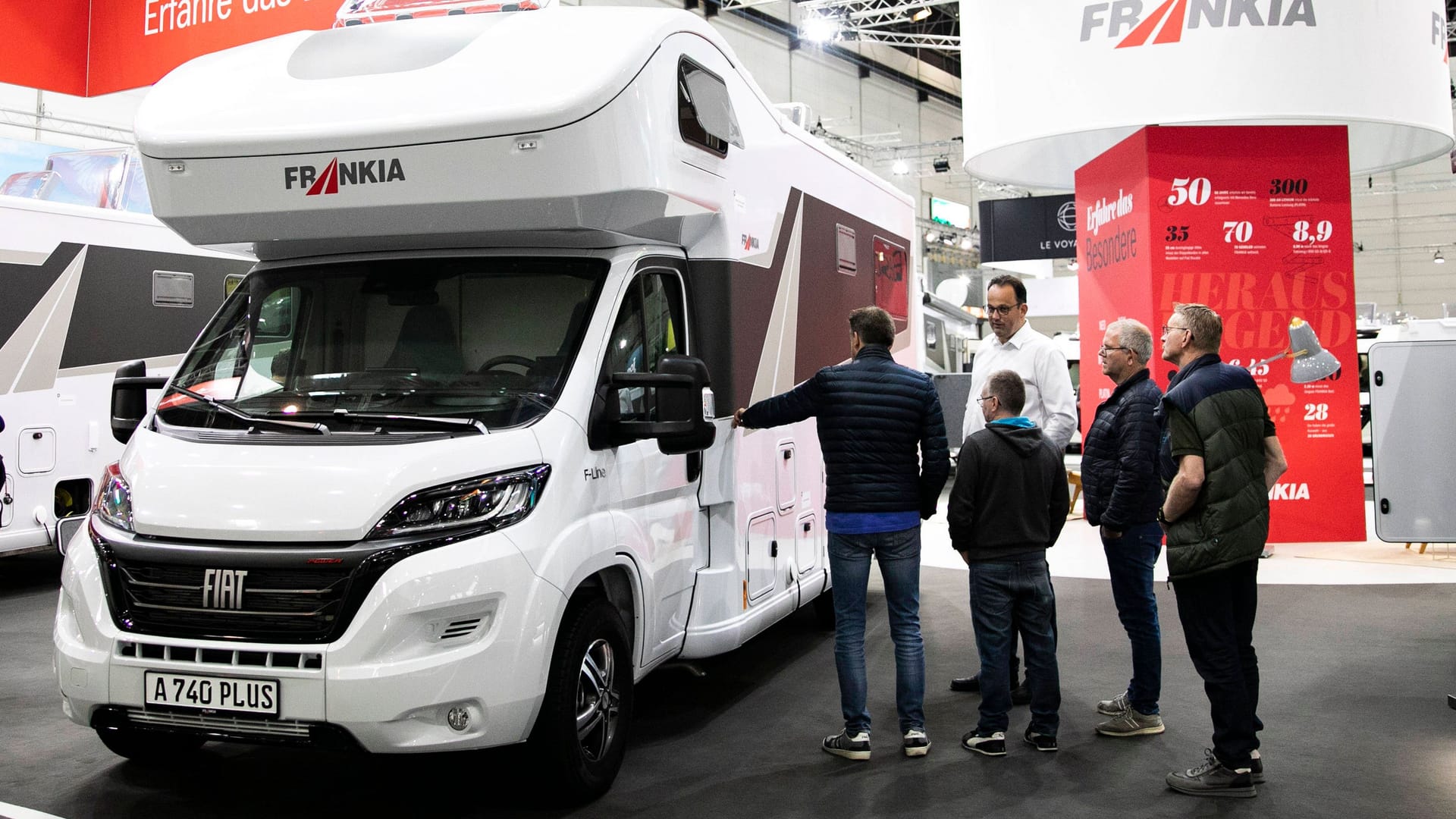 Erster Schritt zum neuen Wohnmobil: Messen wie der Düsseldorfer Caravan Salon zeigen alle wichtigen Neuheiten. So stattlich wie manche Modelle sind aber auch die folgenden Kosten.