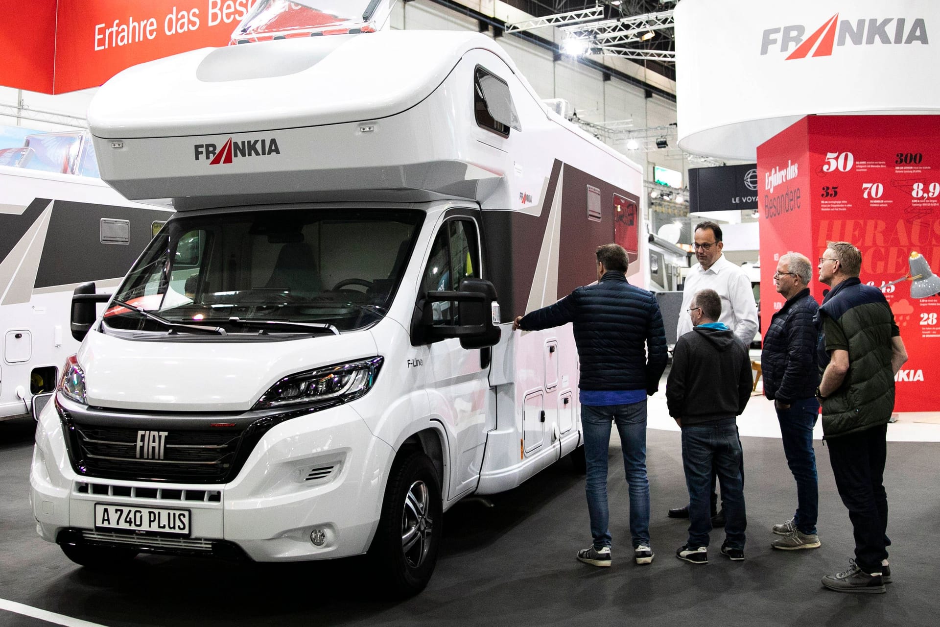 Erster Schritt zum neuen Wohnmobil: Messen wie der Düsseldorfer Caravan Salon zeigen alle wichtigen Neuheiten. So stattlich wie manche Modelle sind aber auch die folgenden Kosten.