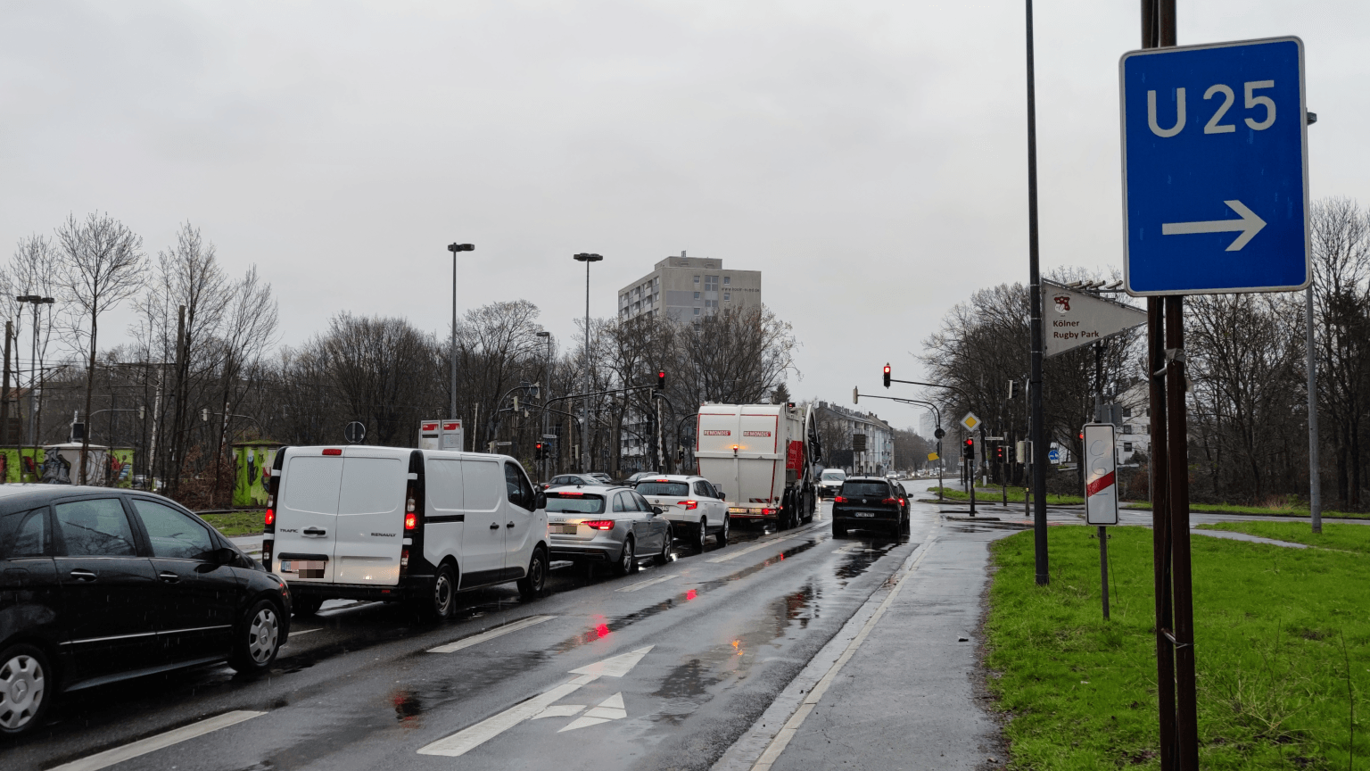 Autos stehen bei "Rot": An dieser Kreuzung dauert die Rotphase besonders lange.