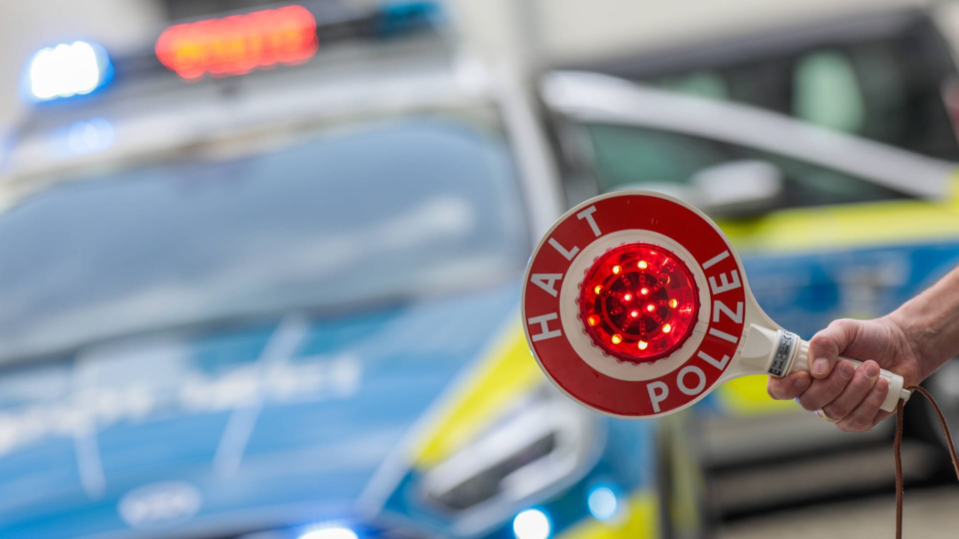 Die Frau ignorierte die Anhaltezeichen der Polizei und flüchtete. Die Frau ignorierte die Anhaltezeichen der Polizei und flüchtete.