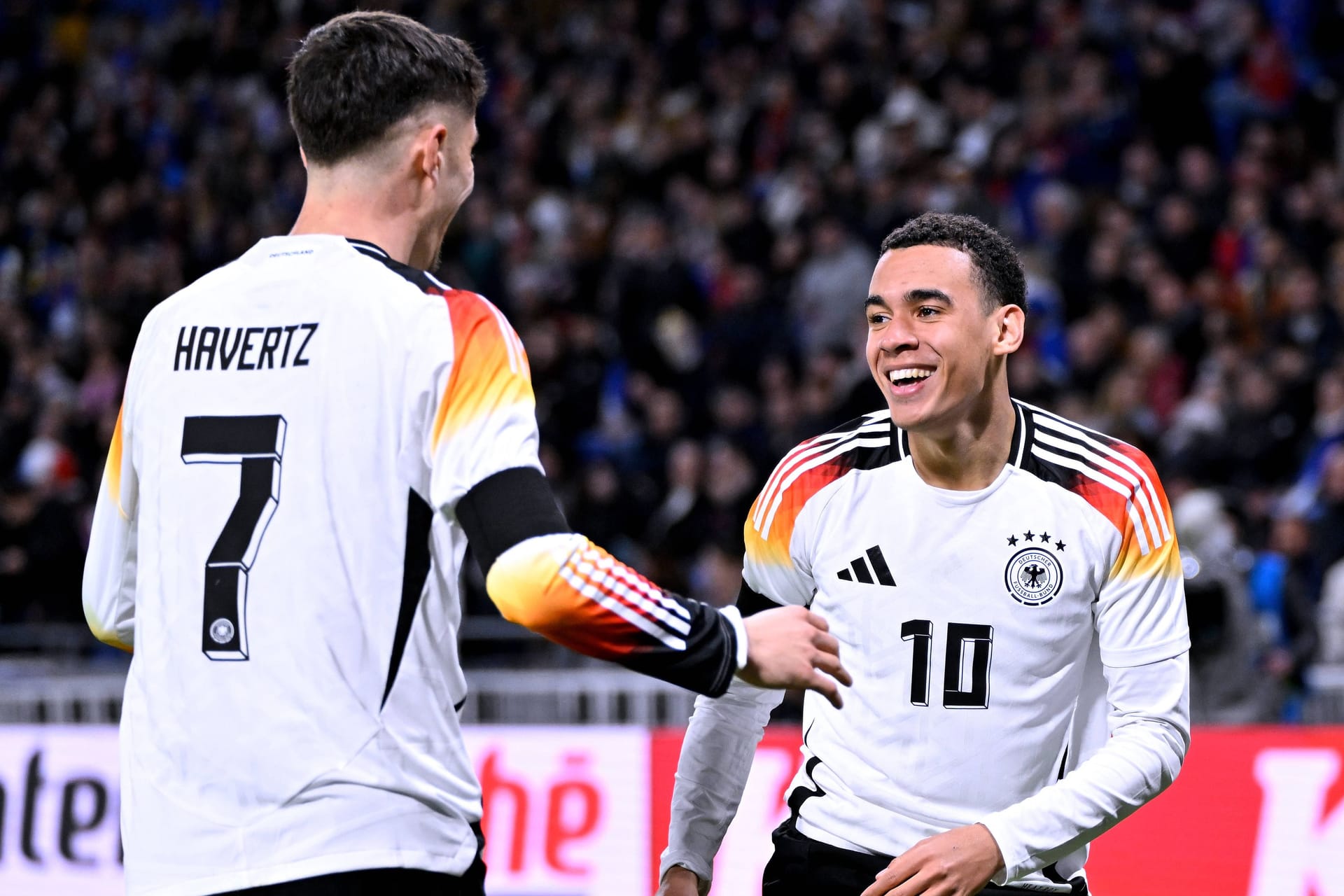 Kai Havertz (l.) feiert mit Jamal Musiala: Deutschland feierte einen verdienten Sieg gegen Frankreich.