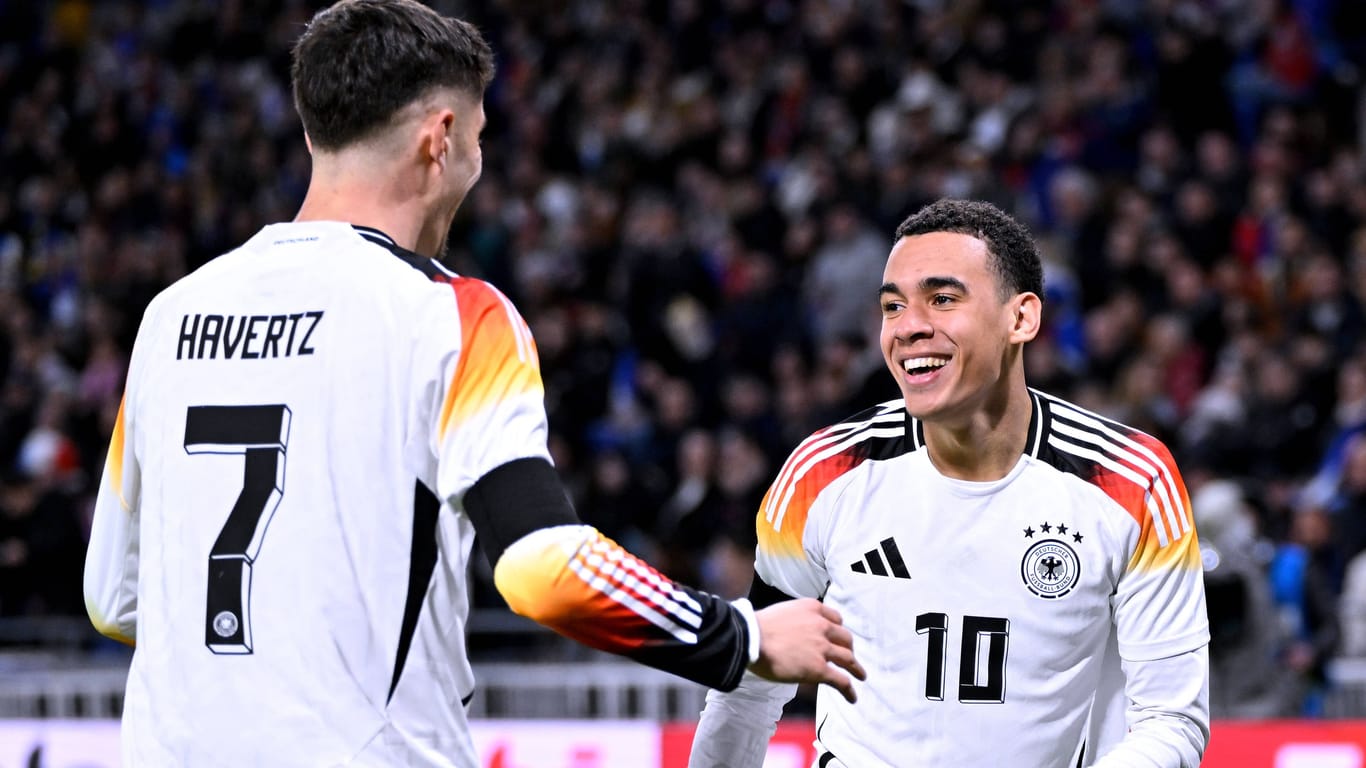 Kai Havertz (l.) feiert mit Jamal Musiala: Deutschland feierte einen verdienten Sieg gegen Frankreich.