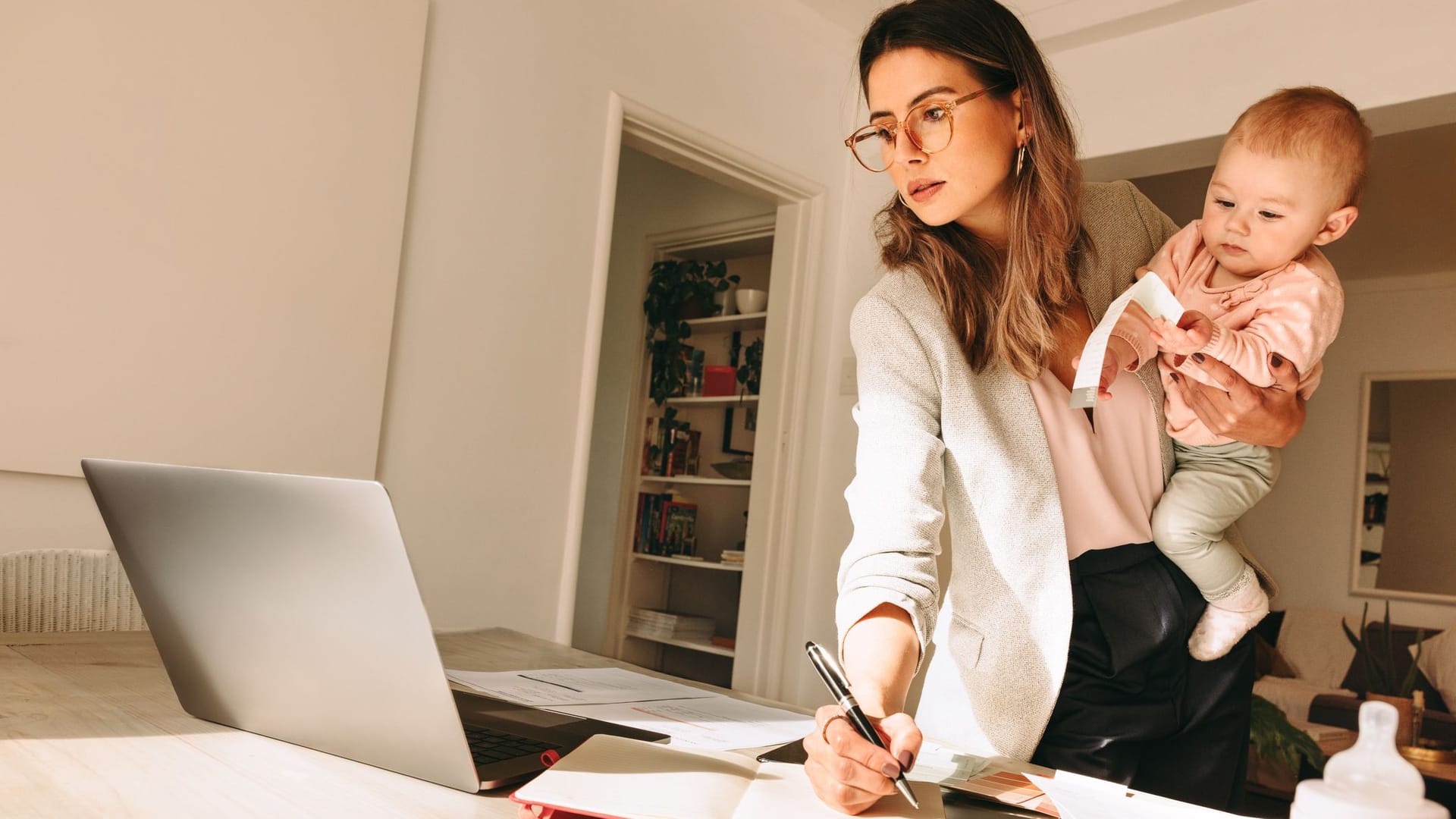 Arbeiten in Elternzeit: Ein Nebenverdienst kann sich lohnen.