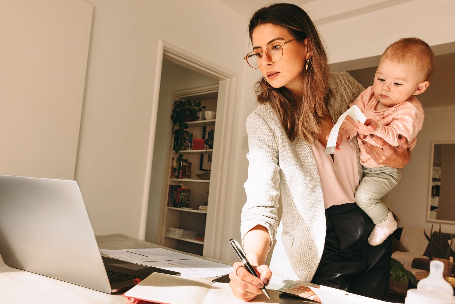 Arbeiten in Elternzeit: Ein Nebenverdienst kann sich lohnen.