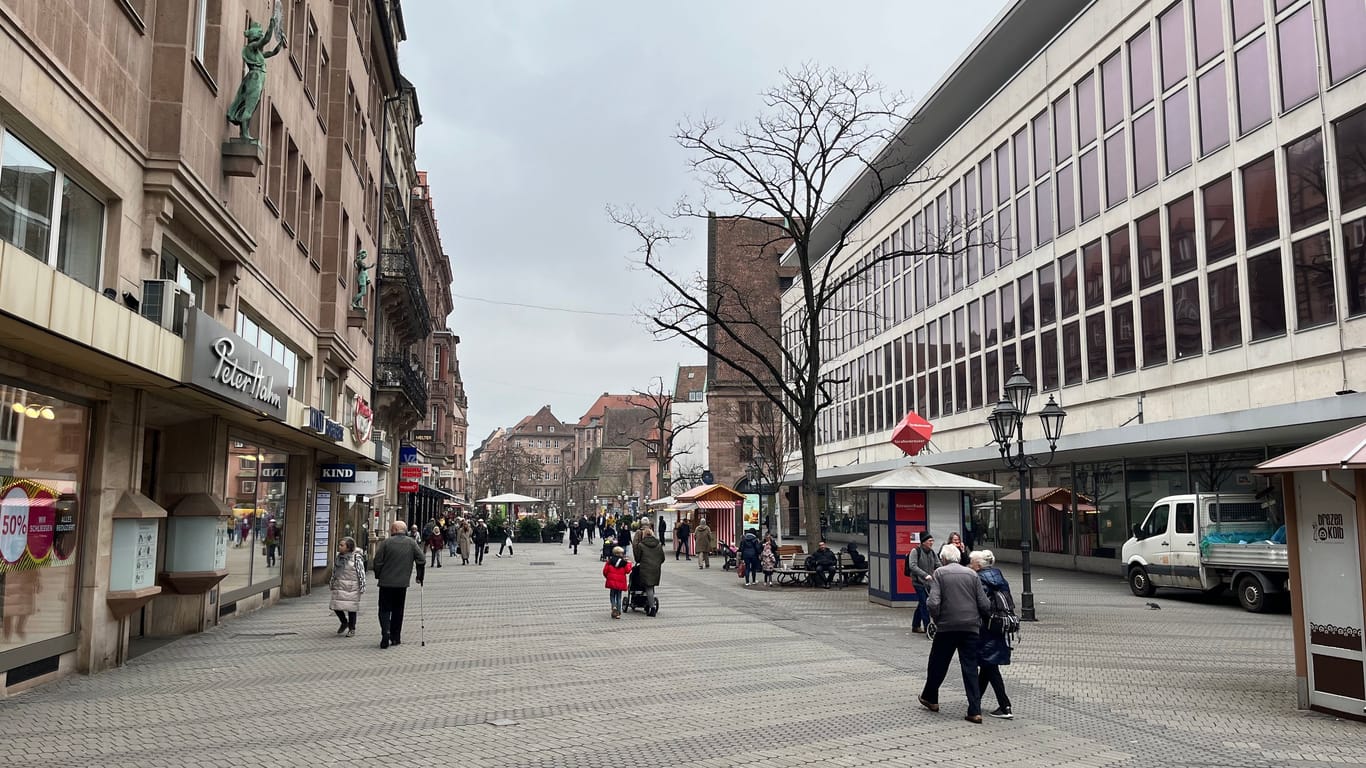Leerstand entwickelt sich zu einem Problem in der Nürnberger Innenstadt: Der ehemalige Kaufhof (r) – direkt gegenüber der Peter Hahn Filiale – ist seit Sommer 2023 verlassen.
