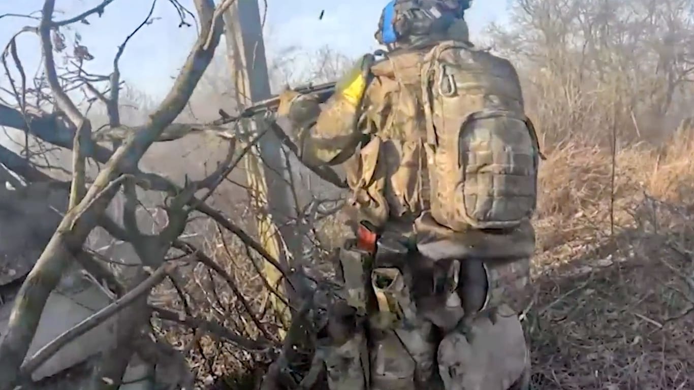 Aufnahmen einer Bodycam zeigen schwere Feuergefechte der ukrainischen Bodentruppen.