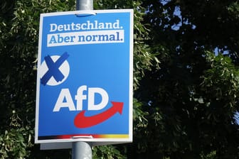 Ein AfD-Wahlplakat: Wegen der Wahl der AfD darf keinem Arbeitnehmer ein Nachteil entstehen, zumindest aktuell.