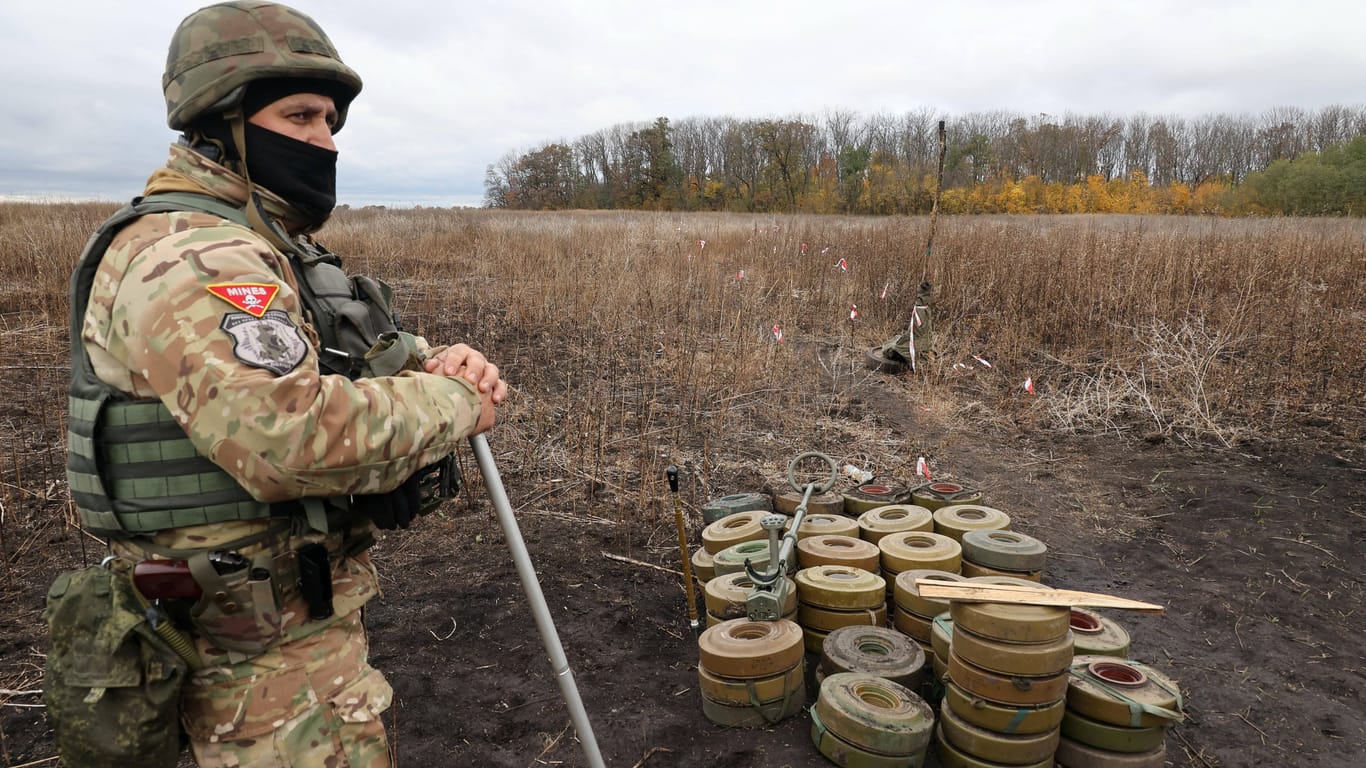 Ein Minenräum-Experte steht vor Sprengfallen in der Region (Archivbild): Russland hatte mit Minenfeldern ein ukrainisches Vorankommen verzögert.