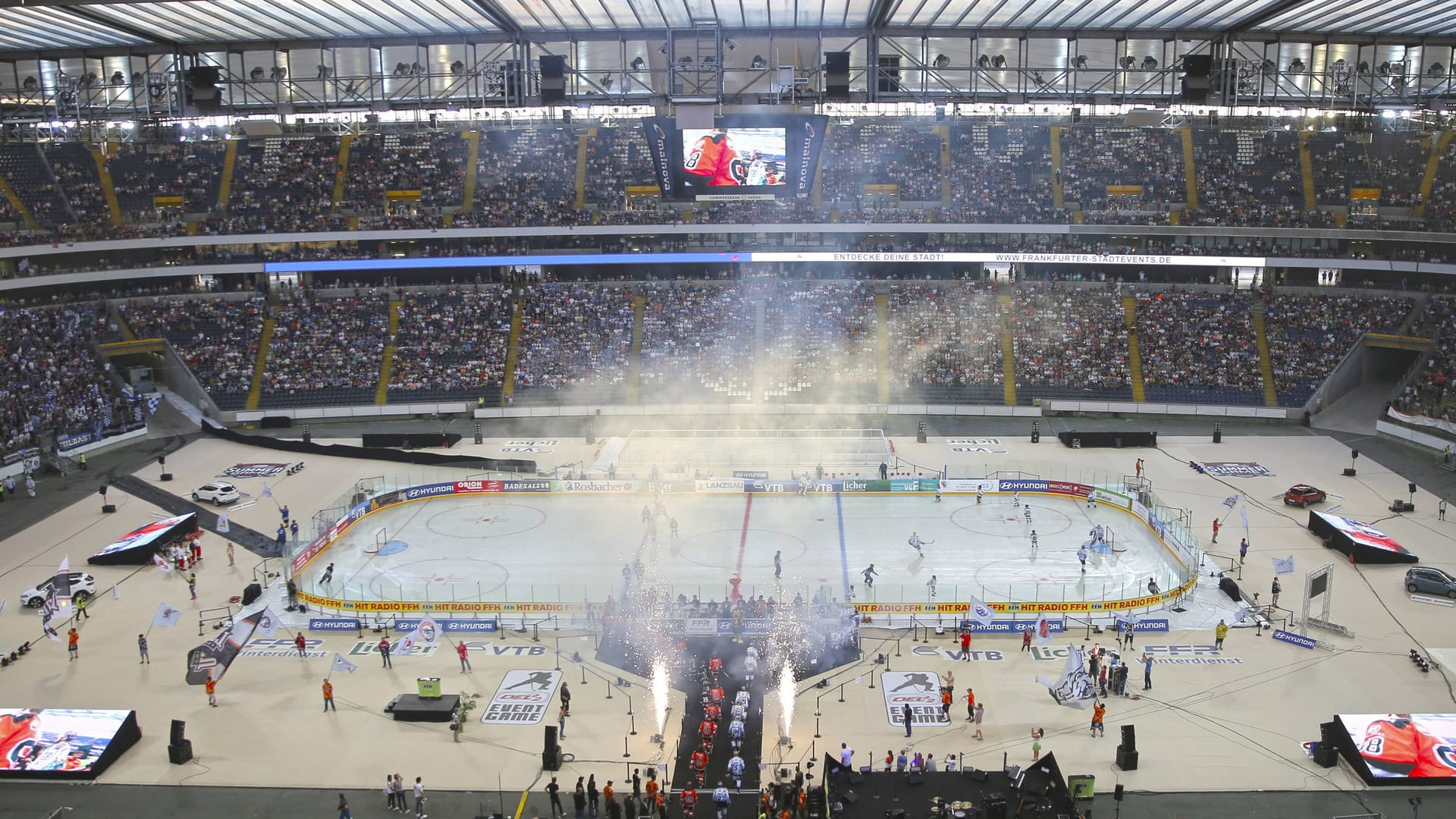 Die Löwen Frankfurt spielten bereits im Jahr 2016 im Winter Game der DEL2 im Fußballstadion der Eintracht (Archivbild): Bis März will die DEL über den Antrag entscheiden.