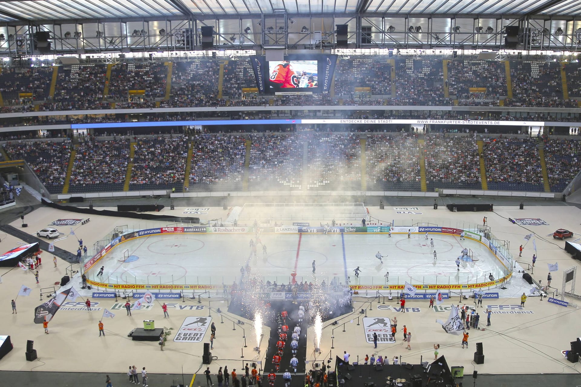 Die Löwen Frankfurt spielten bereits im Jahr 2016 im Winter Game der DEL2 im Fußballstadion der Eintracht (Archivbild): Bis März will die DEL über den Antrag entscheiden.