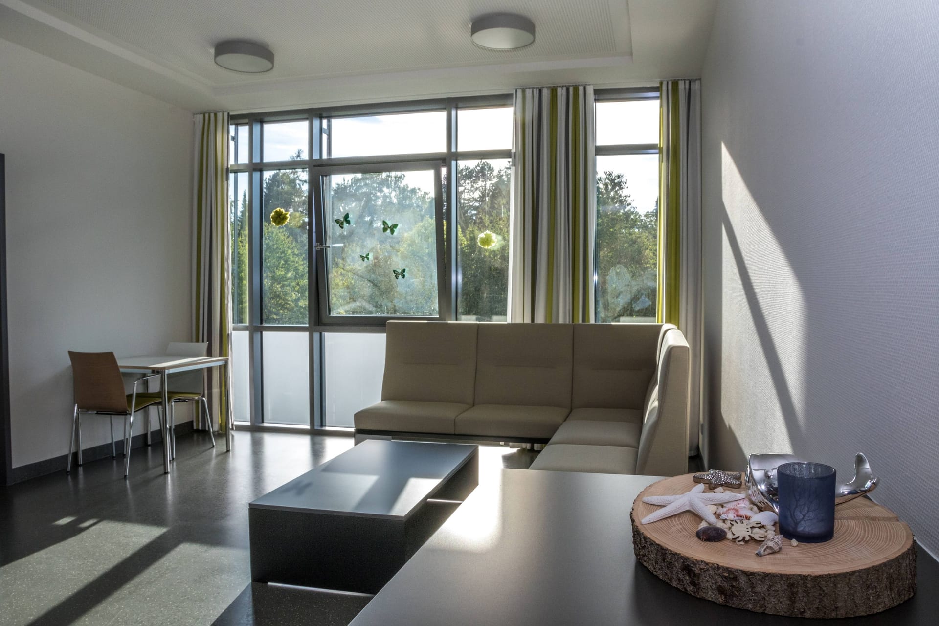 Zimmer im Bezirkskrankenhaus Augsburg, das auf Psychiatrie, Psychotherapie und Psychosomatik spezialisiert ist: Von hier floh der Häftling.