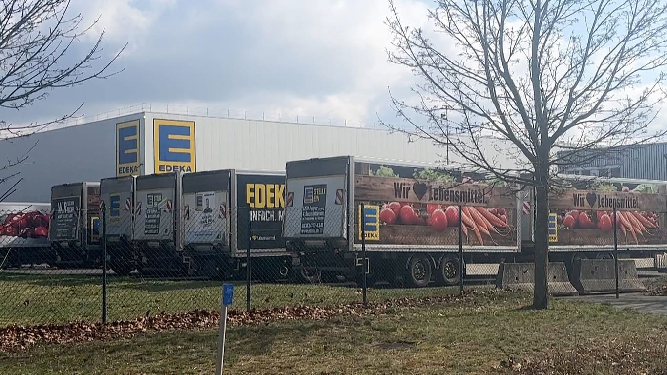 Außenansicht von einem großen Logistikzentrum der Handelskette Edeka in Grünheide: Nach dem Stromausfall in der Region Grünheide ist auch der Betrieb in einem Logistikzentrum von Edeka gestört.