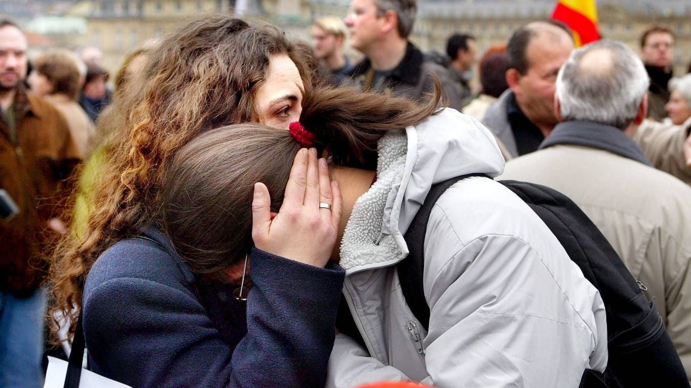 Zwei Frauen in Stuttgart trauern um die Opfer in Madrid am 11. März 2004: In vier Zügen gingen insgesamt zehn Bomben hoch.