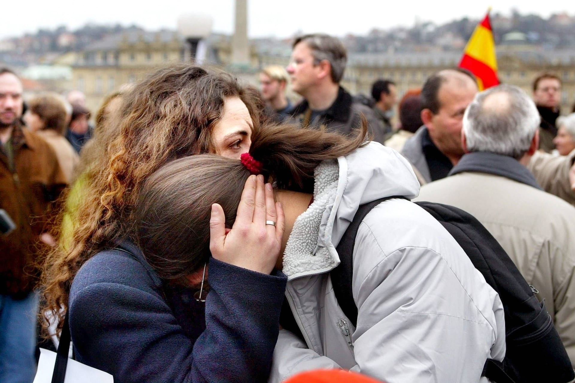 Zwei Frauen in Stuttgart trauern um die Opfer in Madrid am 11. März 2004: In vier Zügen gingen insgesamt zehn Bomben hoch.