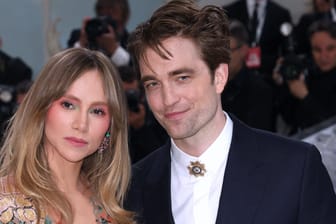 Suki Waterhouse und Robert Pattinson: Die Schauspieler genießen ihr Liebesglück lieber abseits der Öffentlichkeit.