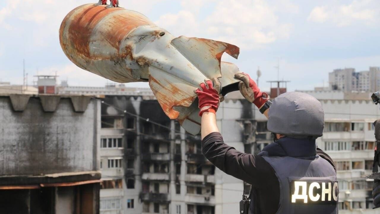 Ein ukrainischer Sicherheitsexperte sichert die Reste einer nicht explodierten FAB-500 nach einem russischen Angriff in der Stadt Charkiw.