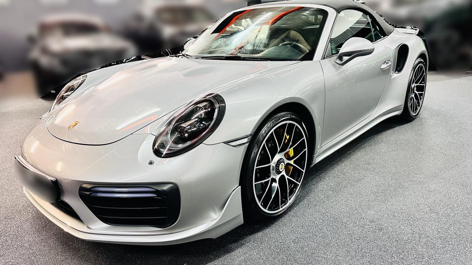 Ein Porsche 911 Turbo S: In Essen-Kettwig wurde dieses Modell aus einer Garage entwendet. Die Polizei sucht den Wagen und die flüchtigen Täter. Ein Porsche 911 Turbo S: In Essen-Kettwig wurde dieses Modell aus einer Garage entwendet. Die Polizei sucht den Wagen und die flüchtigen Täter.