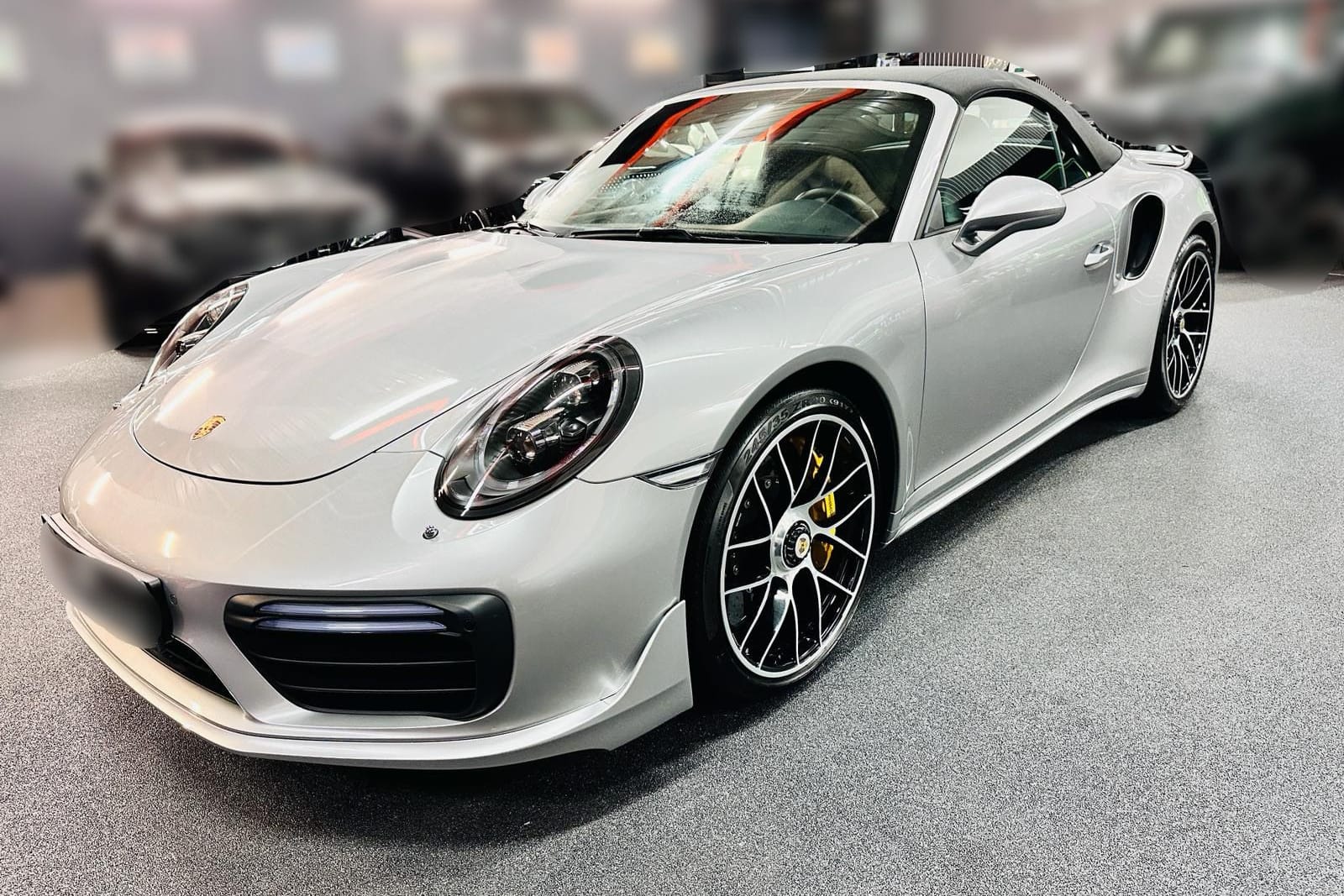 Ein Porsche 911 Turbo S: In Essen-Kettwig wurde dieses Modell aus einer Garage entwendet. Die Polizei sucht den Wagen und die flüchtigen Täter.