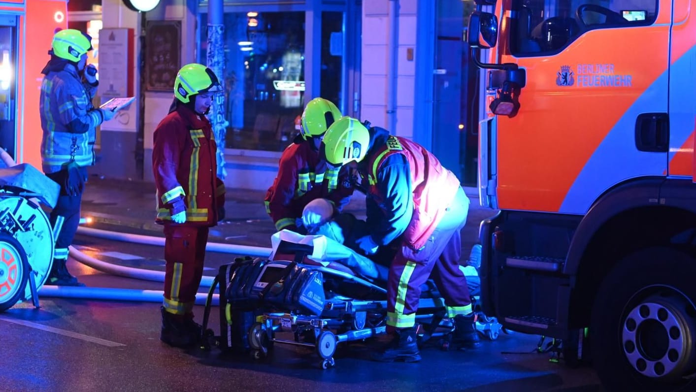 Eine Person wird versorgt: Es gab einen Großeinsatz auf der Warschauer Straße. Eine Person wird versorgt: Es gab einen Großeinsatz auf der Warschauer Straße.