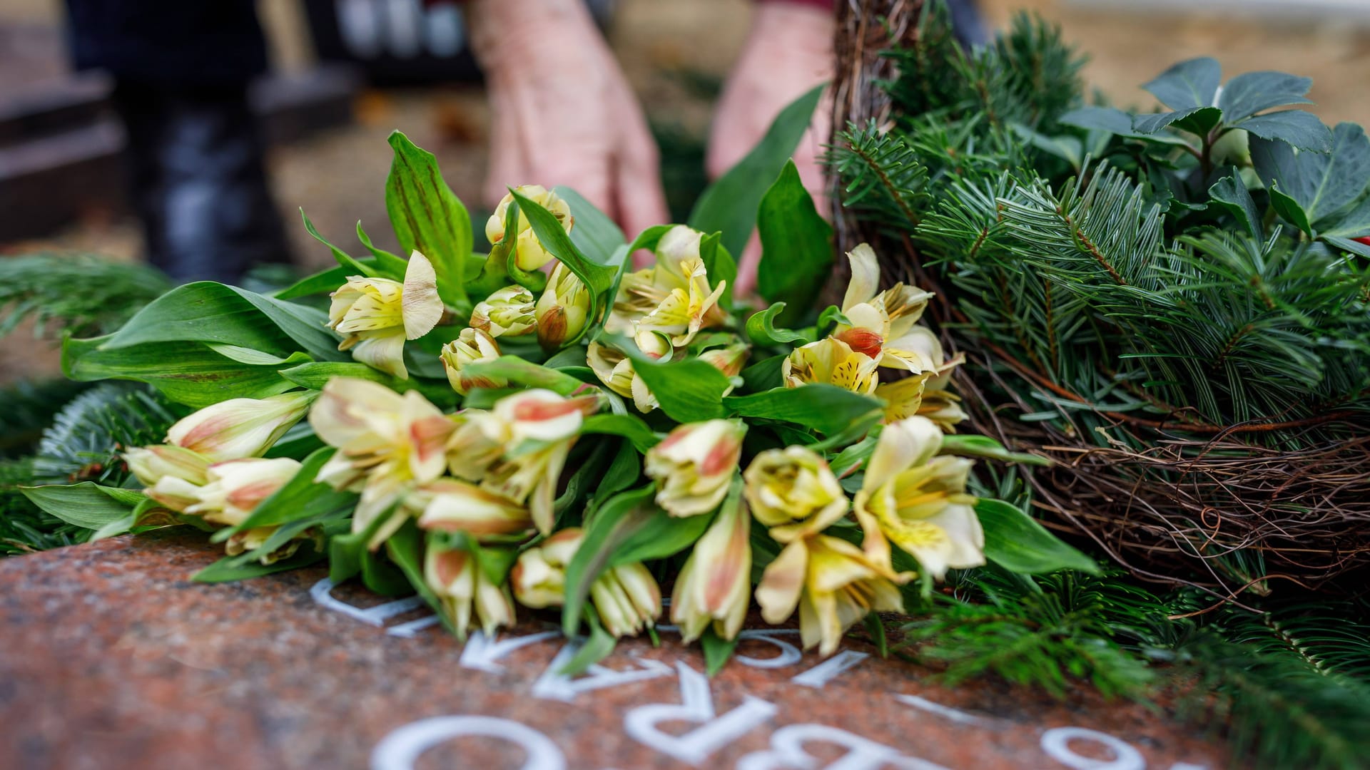 Blumen auf einem Grab (Symbolbild): Frau jagt Dieb mit GPS-Sender.