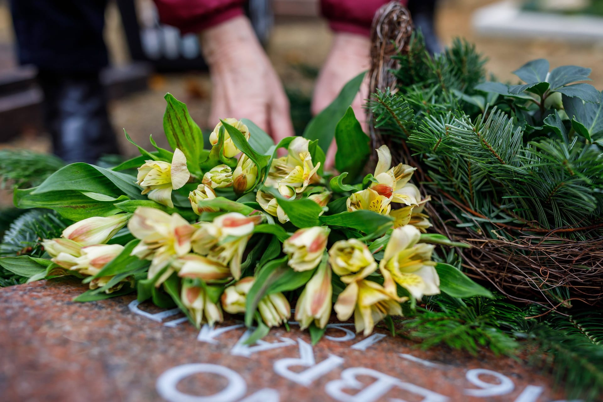 Blumen auf einem Grab (Symbolbild): Frau jagt Dieb mit GPS-Sender.