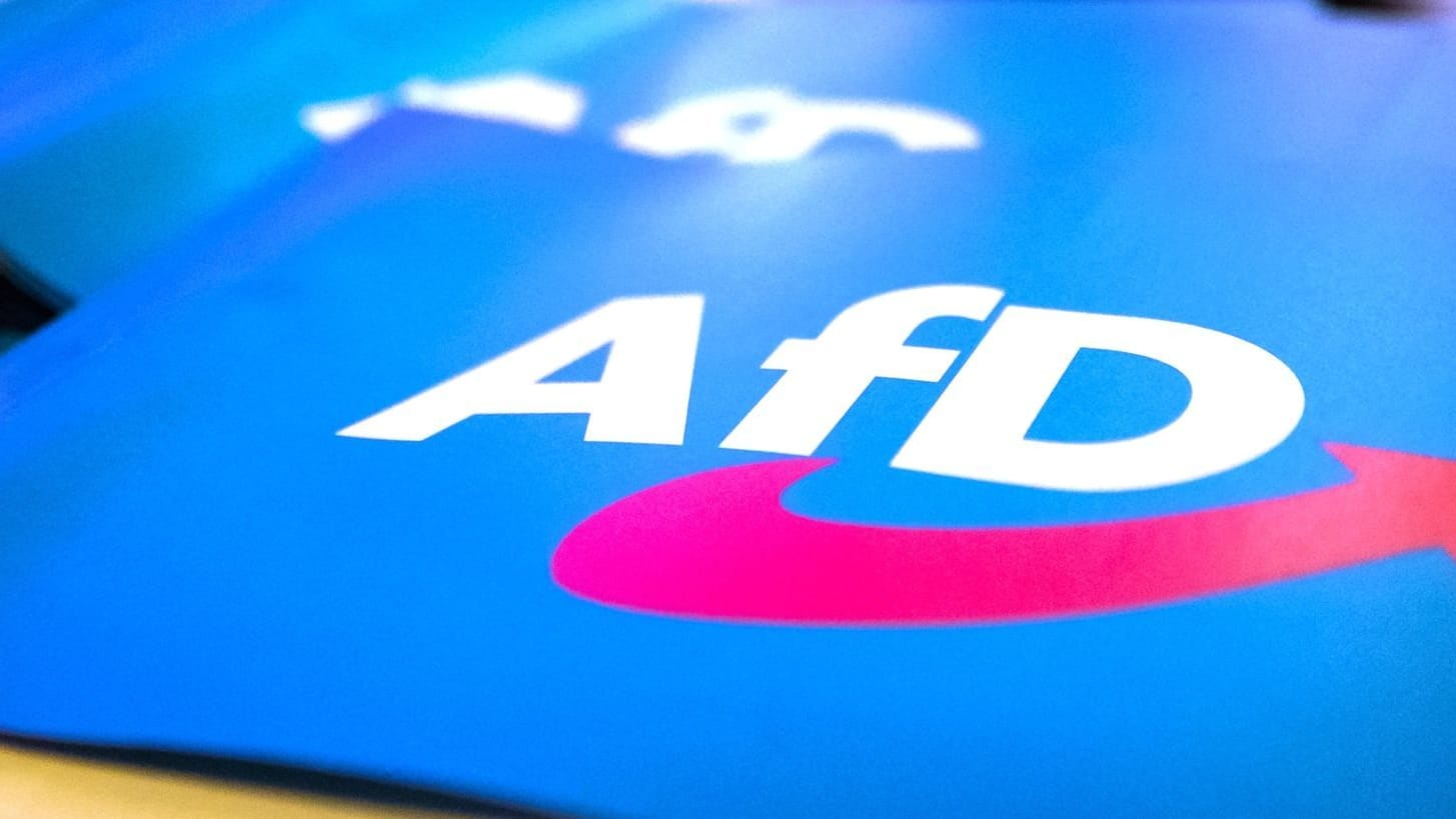 Fahne mit AfD-Logo