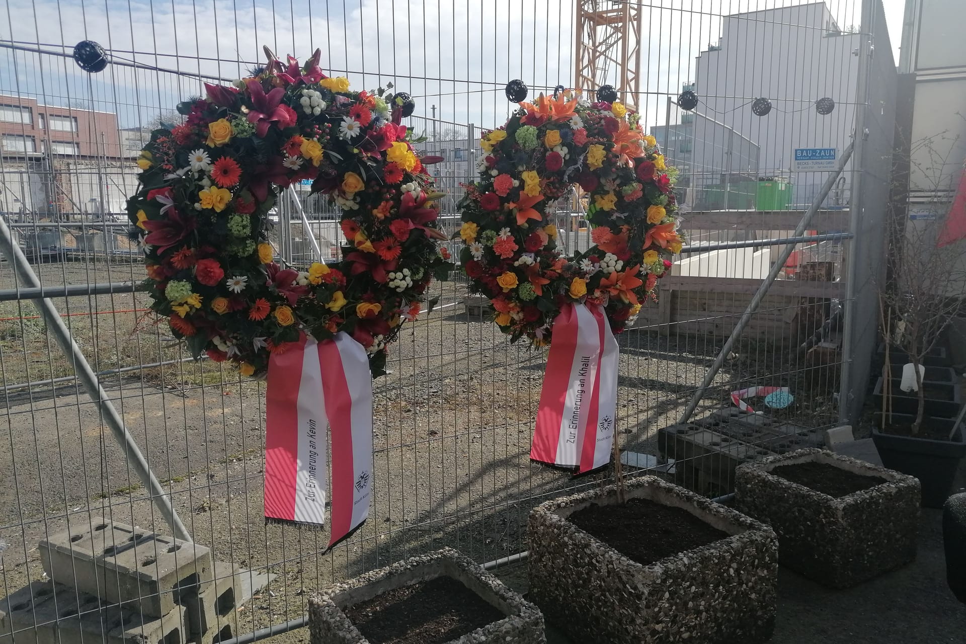 Der Einsturz des Kölner Stadtarchivs jährt sich heute zum 15. Mal. Anlässlich dieses traurigenJubiläums fand eine Gedenkveranstaltung am Waidmarkt statt, wo nach wie vor eine Baustelle andas Unglück, bei dem zwei Menschen ums Leben kamen und wichtige Dokumente derStadtgeschichte verschüttet wurden, erinnert.