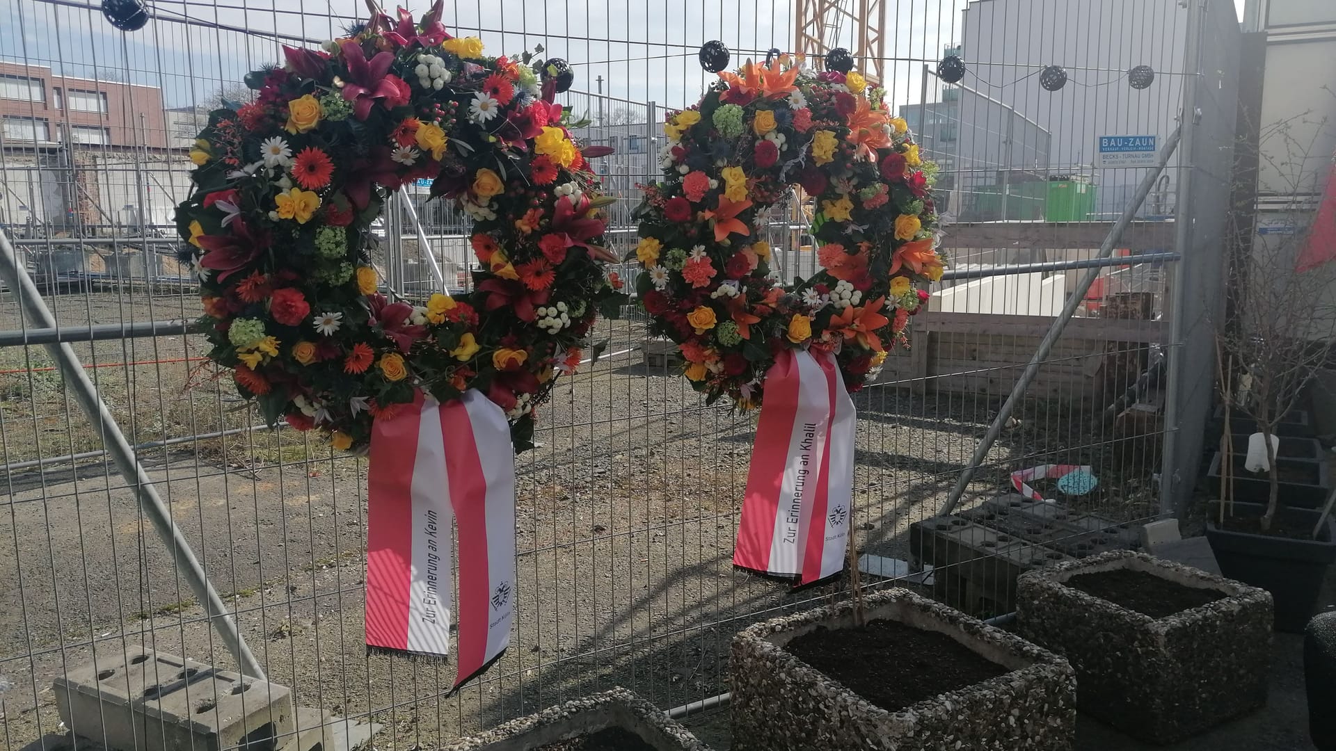 Der Einsturz des Kölner Stadtarchivs jährt sich heute zum 15. Mal. Anlässlich dieses traurigenJubiläums fand eine Gedenkveranstaltung am Waidmarkt statt, wo nach wie vor eine Baustelle andas Unglück, bei dem zwei Menschen ums Leben kamen und wichtige Dokumente derStadtgeschichte verschüttet wurden, erinnert.