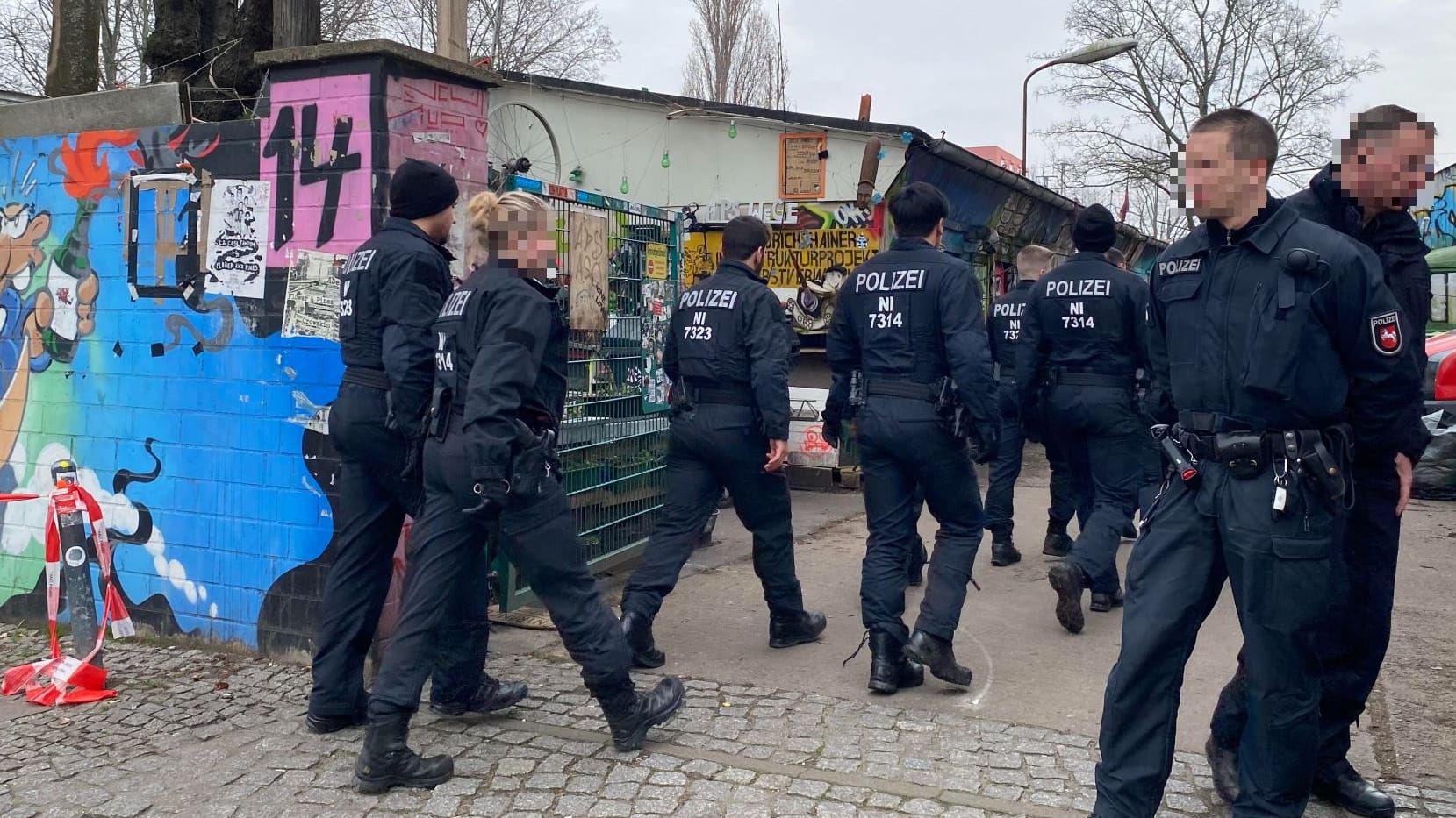 Berlin-Friedrichshain: Polizisten betreten ein Gelände der linken Szene, auf dem zuvor ein Bauwagen des Ex-RAF-Terroristen Burkhard Garweg beschlagnahmt wurde.