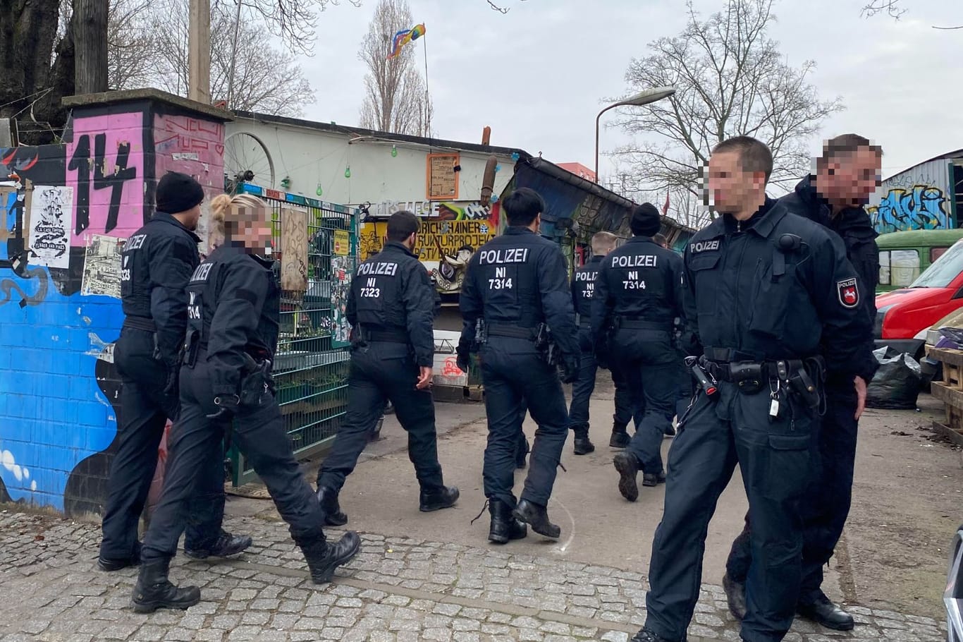 Berlin-Friedrichshain: Polizisten betreten ein Gelände der linken Szene, auf dem zuvor ein Bauwagen des Ex-RAF-Terroristen Burkhard Garweg beschlagnahmt wurde.