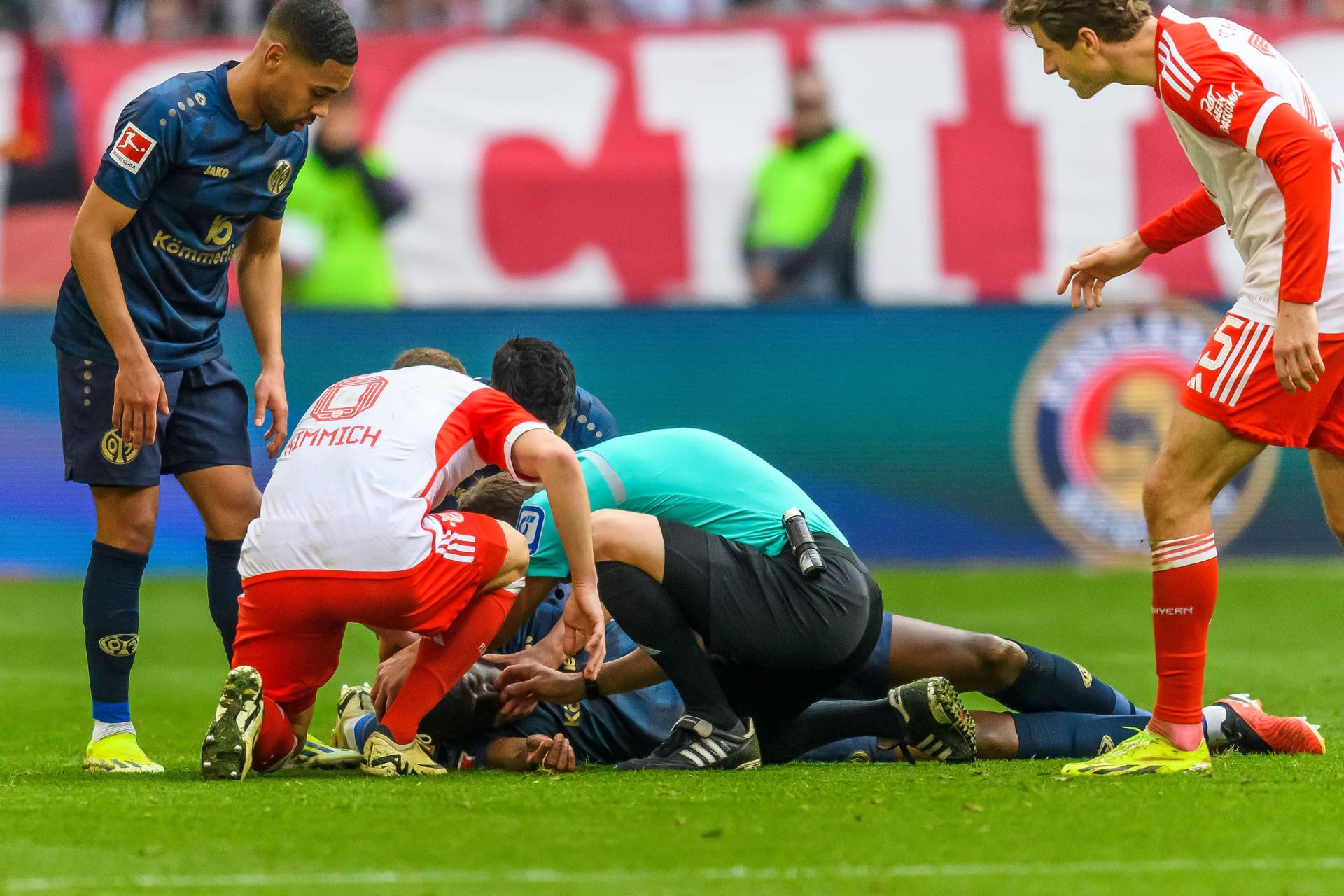Schockszene in München: Joshuha Guilavogui ist bewusstlos. Schiedsrichter Patrick Ittrich (türkises Trikot) ist sofort zur Stelle.