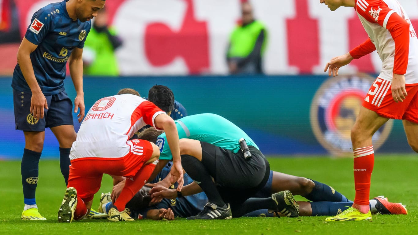 Schockszene in München: Joshuha Guilavogui ist bewusstlos. Schiedsrichter Patrick Ittrich (türkises Trikot) ist sofort zur Stelle.