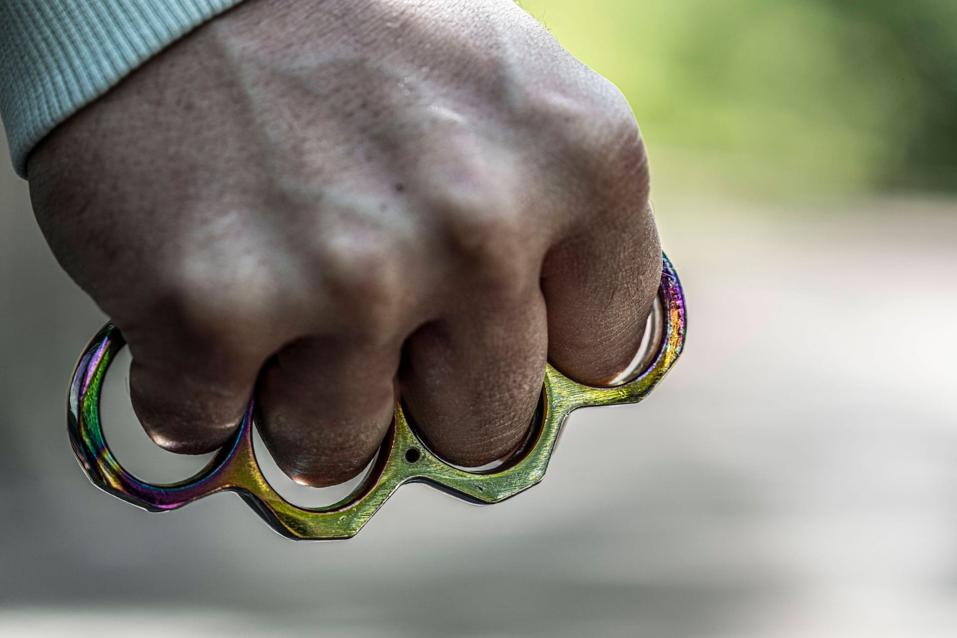 Schlagring (Symbolbild): Einer der Täter soll das Opfer festgehalten haben, während der andere zuschlug.