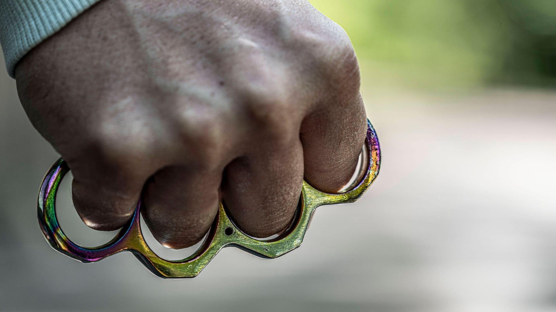 Schlagring (Symbolbild): Einer der Täter soll das Opfer festgehalten haben, während der andere zuschlug.