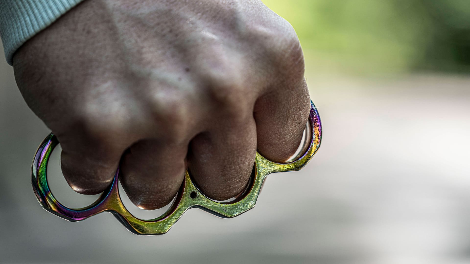 Schlagring (Symbolbild): Einer der Täter soll das Opfer festgehalten haben, während der andere zuschlug.