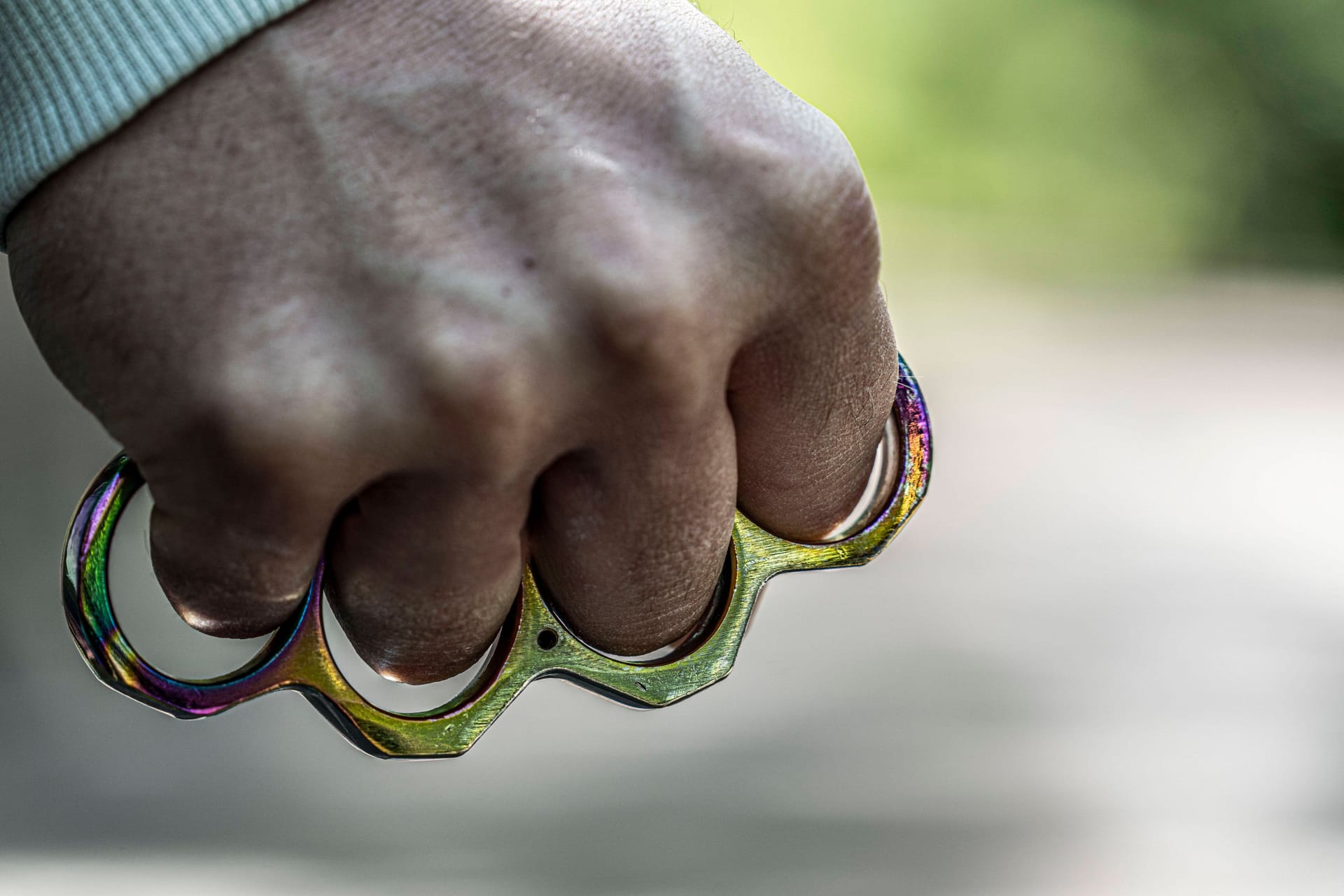 Schlagring (Symbolbild): Einer der Täter soll das Opfer festgehalten haben, während der andere zuschlug.