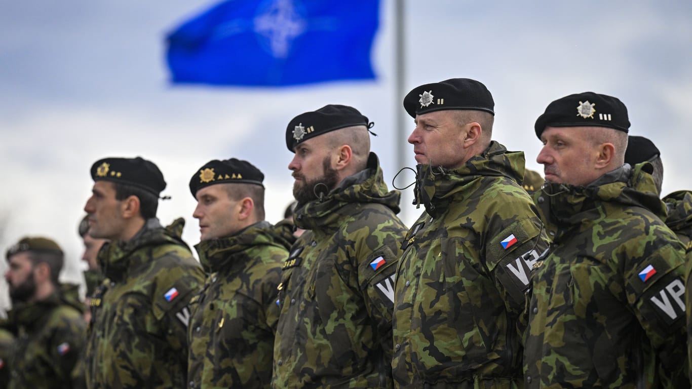 Tschechische Soldaten (Archivbild): Sie könnten in der Ukraine für Trainingsmissionen eingesetzt werden, heißt es in einem Bericht.