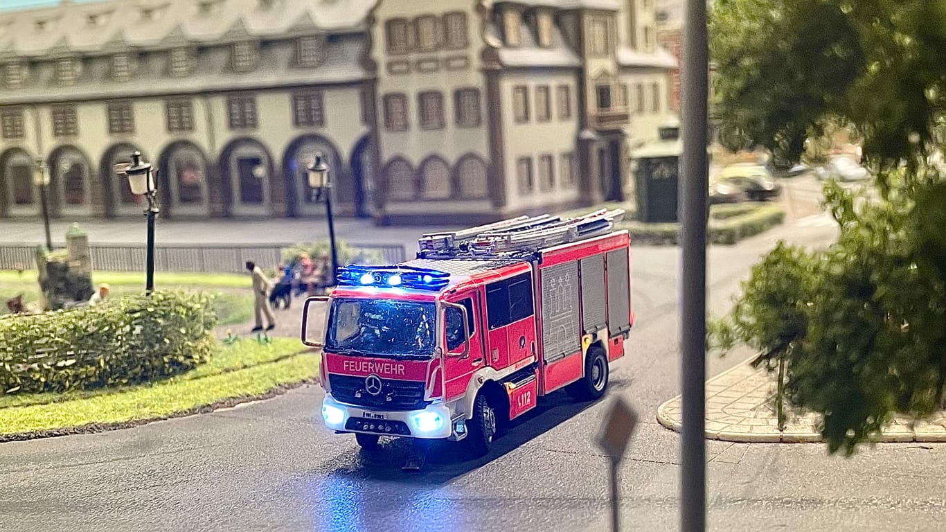 Eines der neuen Feuerwehrautos fährt durch das Miniatur Wunderland: Sie sind detailgetreu im Maßstab 1:87 nachgebaut.