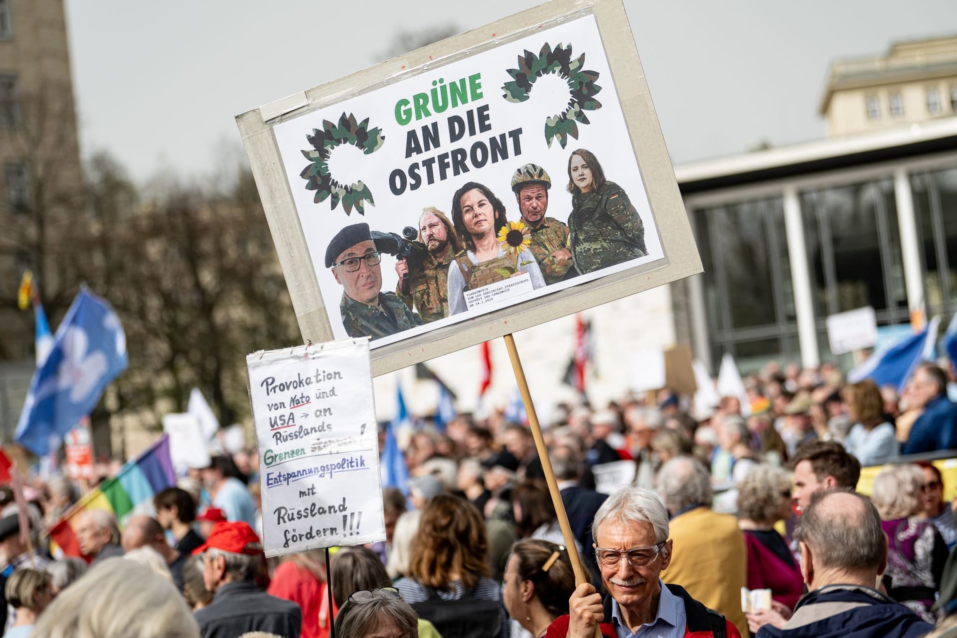 Menschen nehmen an dem traditionellen Ostermarsch unter dem Motto «Kriegstüchtig - Nie wieder» mit einem Schild mit der Aufschrift „Grüne an die Ostfront" teil. Im Zentrum des diesjährigen Ostermarsches stehen der Israelkonflikt und der russische Angriffskrieg in der Ukraine.