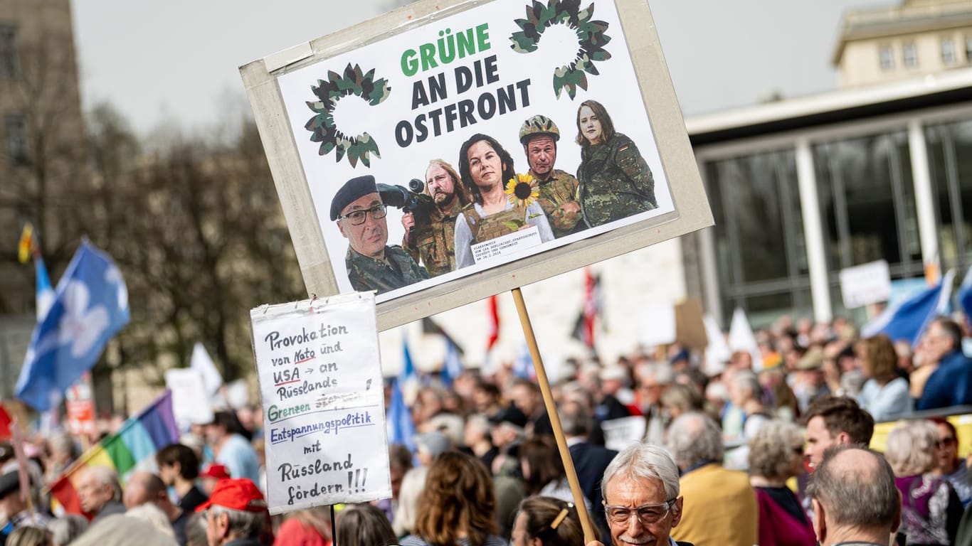 Menschen nehmen an dem traditionellen Ostermarsch unter dem Motto «Kriegstüchtig - Nie wieder» mit einem Schild mit der Aufschrift „Grüne an die Ostfront" teil. Im Zentrum des diesjährigen Ostermarsches stehen der Israelkonflikt und der russische Angriffskrieg in der Ukraine.