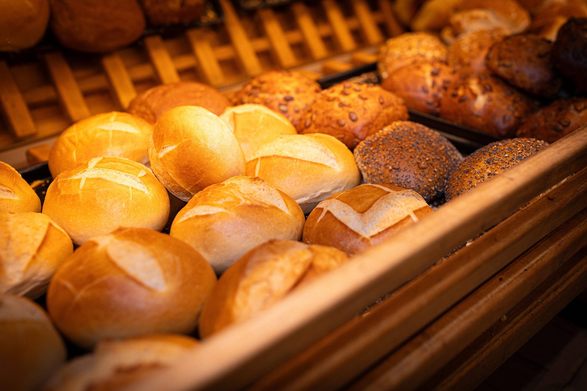 In einem Bäckerladen liegen frisch gebackene Brötchen (Symbolbild): In Franken muss ein Betrieb jetzt schließen.