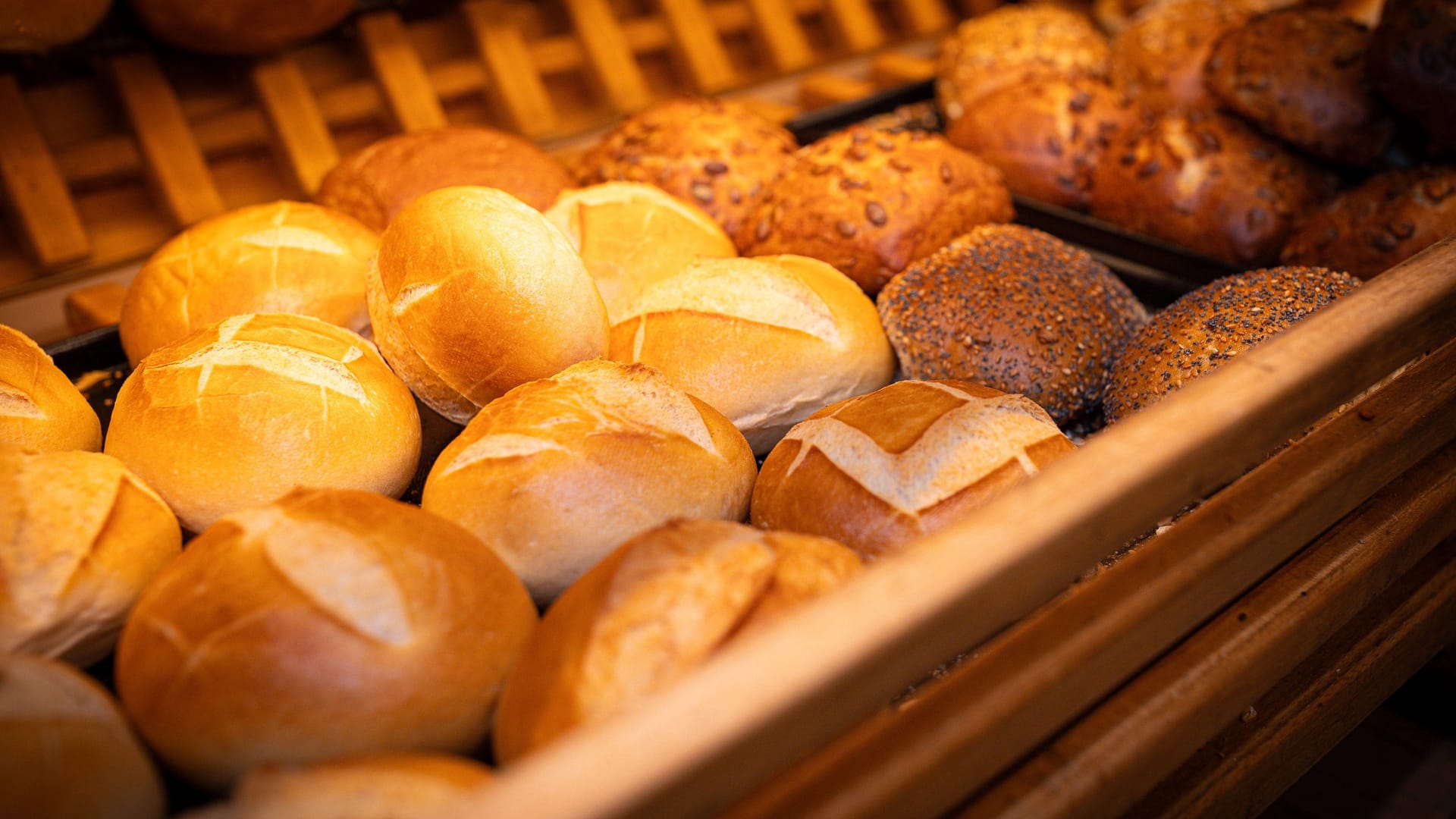 In einem Bäckerladen liegen frisch gebackene Brötchen (Symbolbild): In Franken muss ein Betrieb jetzt schließen.