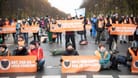 Die "Letzte Generation" bei einer Blockade in Berlin (Archivbild): Auf Protestaktionen will die Gruppe nicht verzichten.