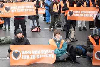 Die "Letzte Generation" bei einer Blockade in Berlin (Archivbild): Auf Protestaktionen will die Gruppe nicht verzichten.