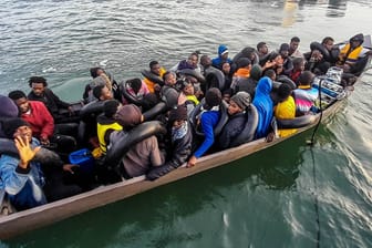 Geflüchtete auf einem Boot (Archiv, Symbolbild): In der Nacht zu Freitag starben mindestens 22 Menschen in der Ägäis.