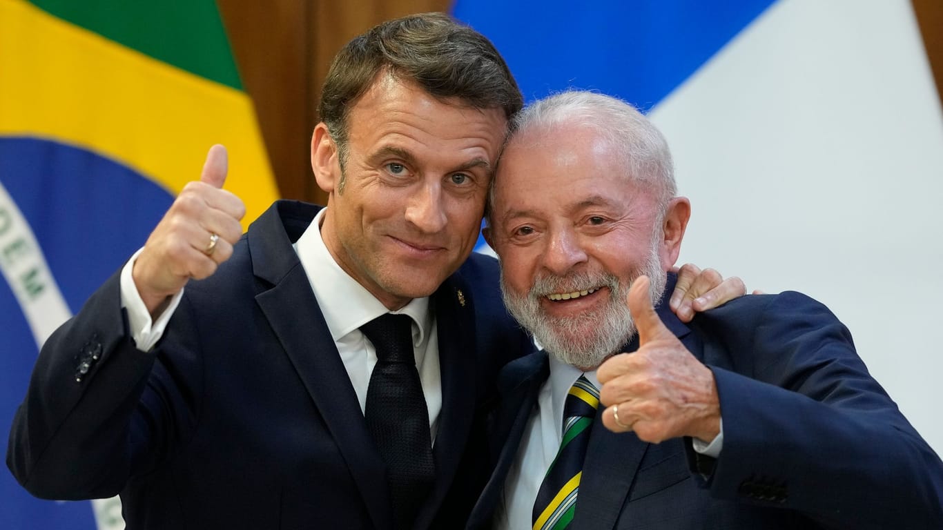 Brazil FraFrankreichs Emmanuel Macron (l.) und Brasiliens Lula (r.): Die beiden verstanden sich auf Macrons Reise durch Brasilien offenbar prächtig.nce