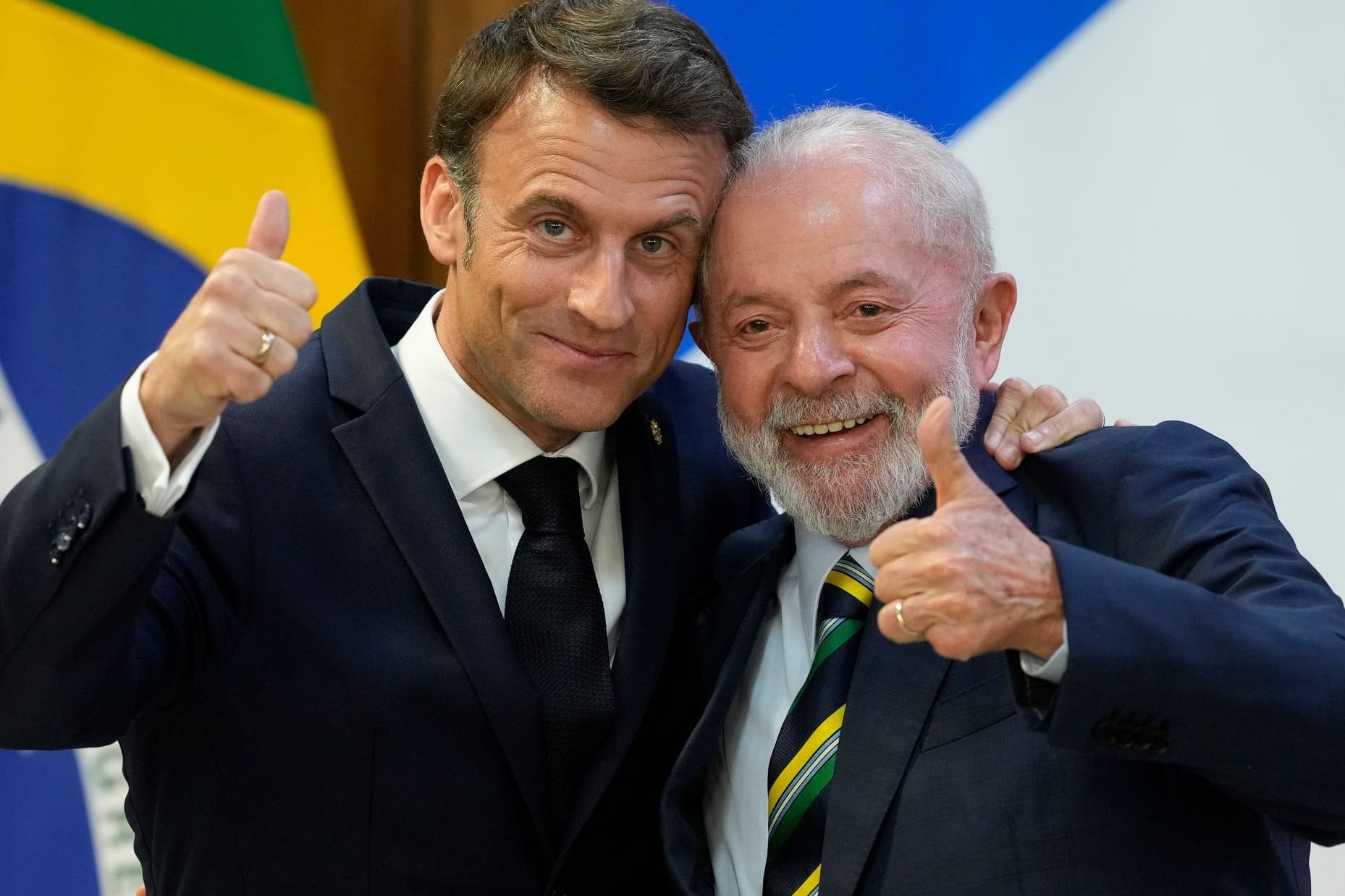 Brazil FraFrankreichs Emmanuel Macron (l.) und Brasiliens Lula (r.): Die beiden verstanden sich auf Macrons Reise durch Brasilien offenbar prächtig.nce